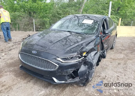 2019 Ford Fusion Hybrid Titanium z USA, uszkodzony, nr VIN 3FA6P0RU0KR217200